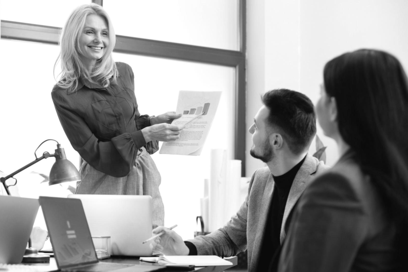 Analisi finanziaria professionale con grafici e documenti